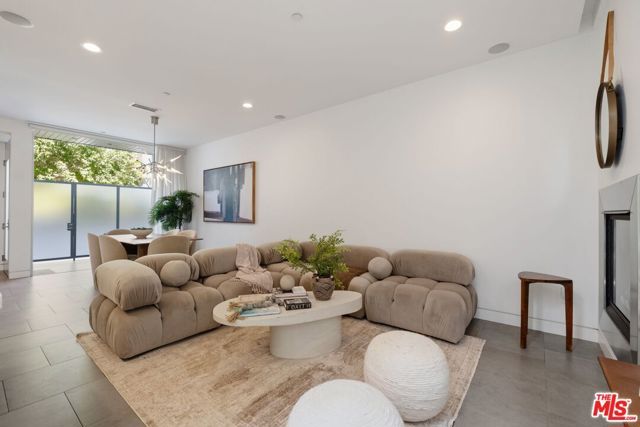 853 21st Street 104, Santa Monica, CA 90403