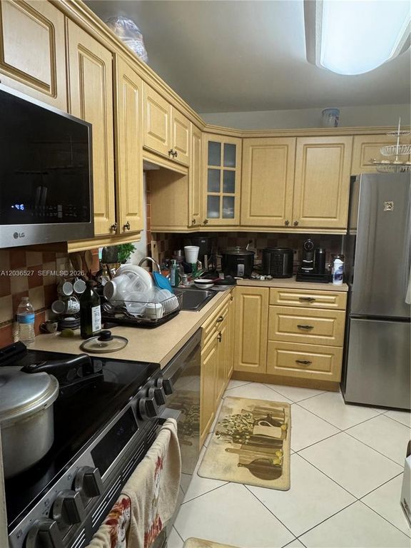 8625 NW 8th St 310, Miami, FL 33126
