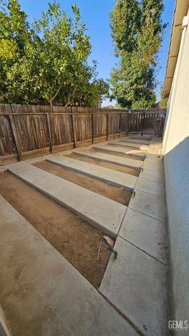 10817 Peach Blossom Avenue, Bakersfield, CA 93312