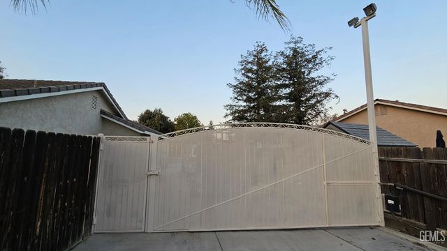 10817 Peach Blossom Avenue, Bakersfield, CA 93312