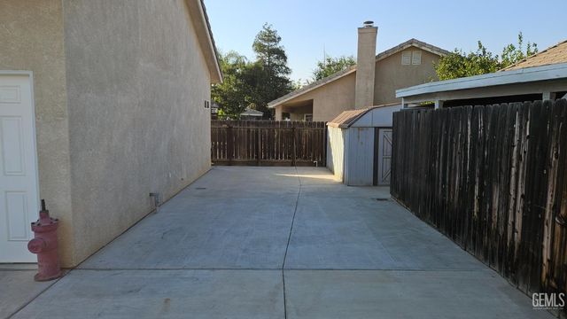 10817 Peach Blossom Avenue, Bakersfield, CA 93312