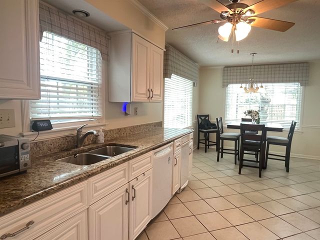 7630 BLACKBERRY FARM RD, Germantown, TN 38138