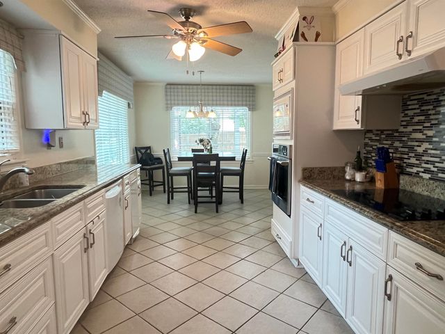 7630 BLACKBERRY FARM RD, Germantown, TN 38138