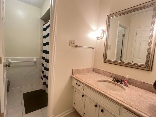 7630 BLACKBERRY FARM RD, Germantown, TN 38138