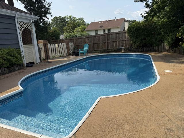 7630 BLACKBERRY FARM RD, Germantown, TN 38138