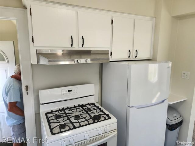 995 Lakeview Street, Waterford, MI 48328