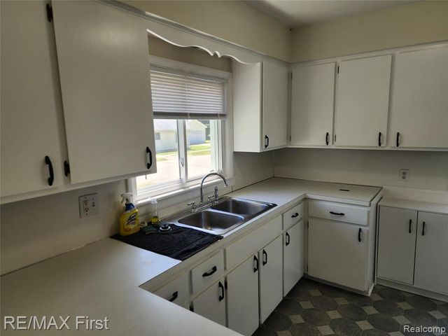 995 Lakeview Street, Waterford, MI 48328
