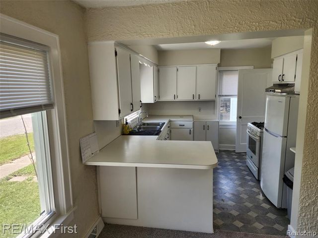 995 Lakeview Street, Waterford, MI 48328