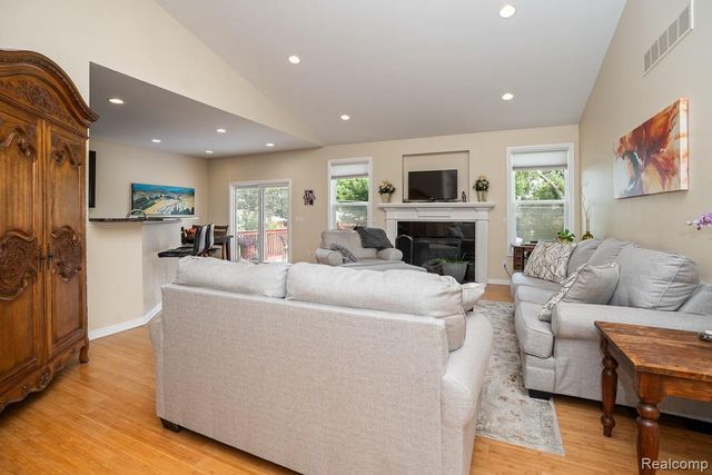 42328 Hickorywood Drive, Sterling Heights, MI 48314