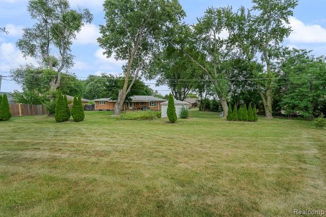 42328 Hickorywood Drive, Sterling Heights, MI 48314