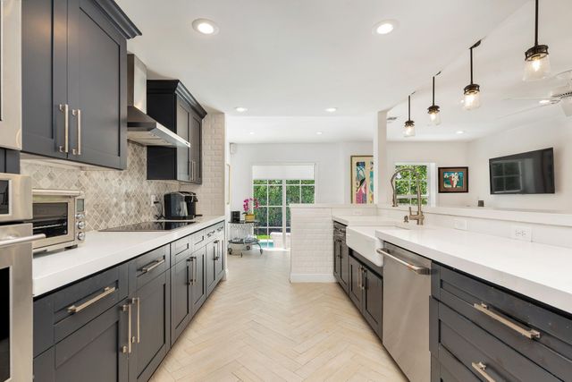 294 Queens Court, West Palm Beach, FL 33401