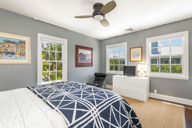 294 Queens Court, West Palm Beach, FL 33401