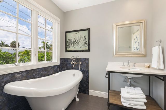 294 Queens Court, West Palm Beach, FL 33401