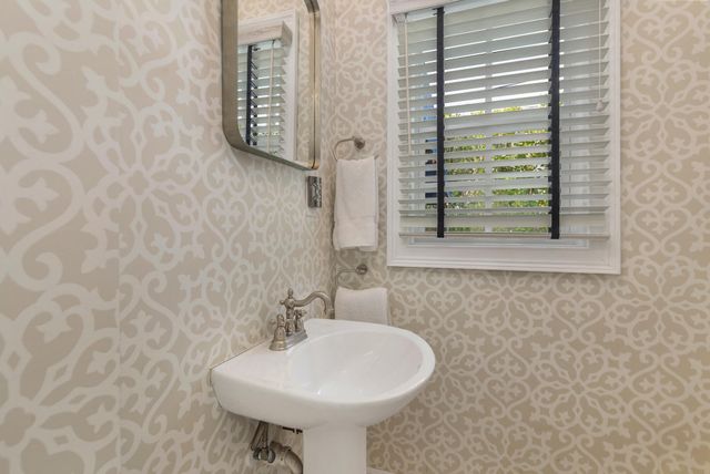 294 Queens Court, West Palm Beach, FL 33401