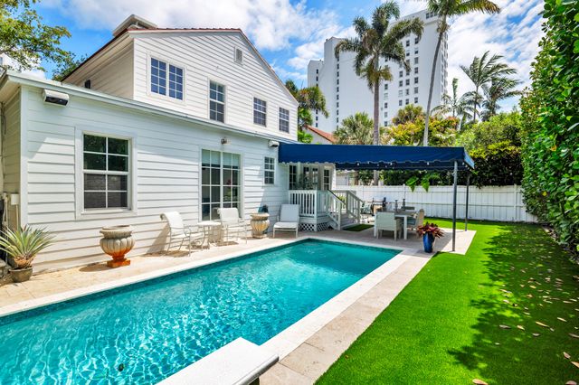 294 Queens Court, West Palm Beach, FL 33401