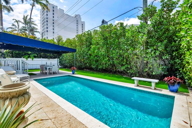 294 Queens Court, West Palm Beach, FL 33401