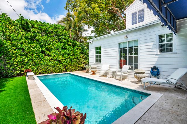 294 Queens Court, West Palm Beach, FL 33401