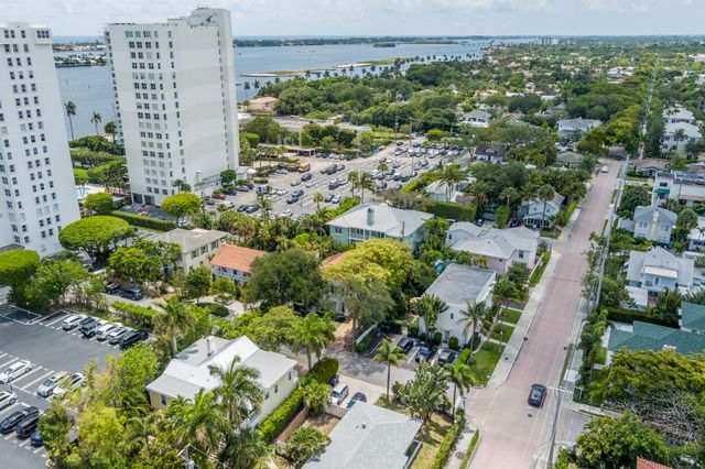 294 Queens Court, West Palm Beach, FL 33401