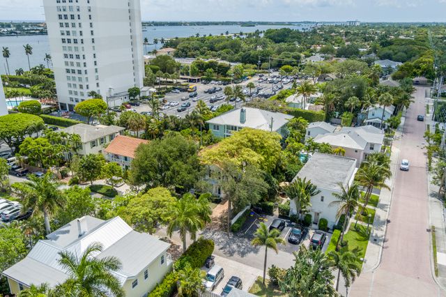 294 Queens Court, West Palm Beach, FL 33401