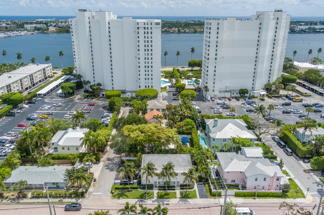 294 Queens Court, West Palm Beach, FL 33401