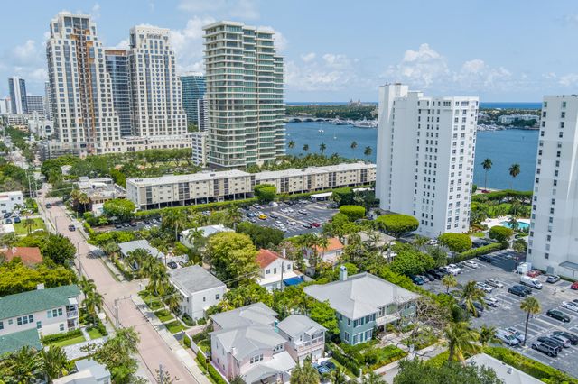 294 Queens Court, West Palm Beach, FL 33401