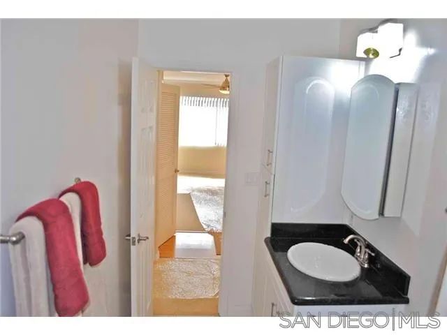853 Thomas 11, San Diego, CA 92109