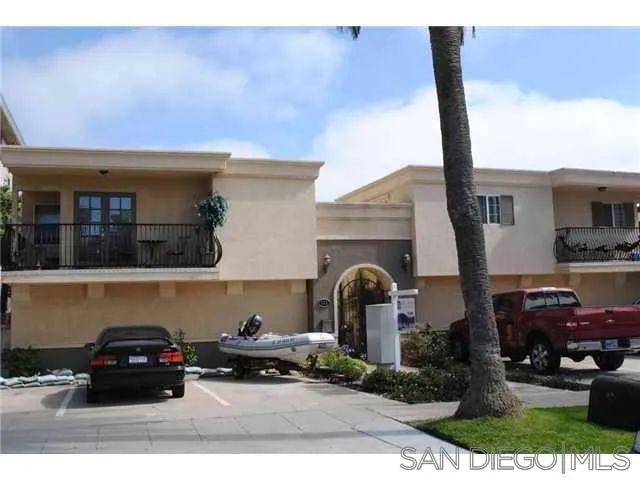 853 Thomas 11, San Diego, CA 92109