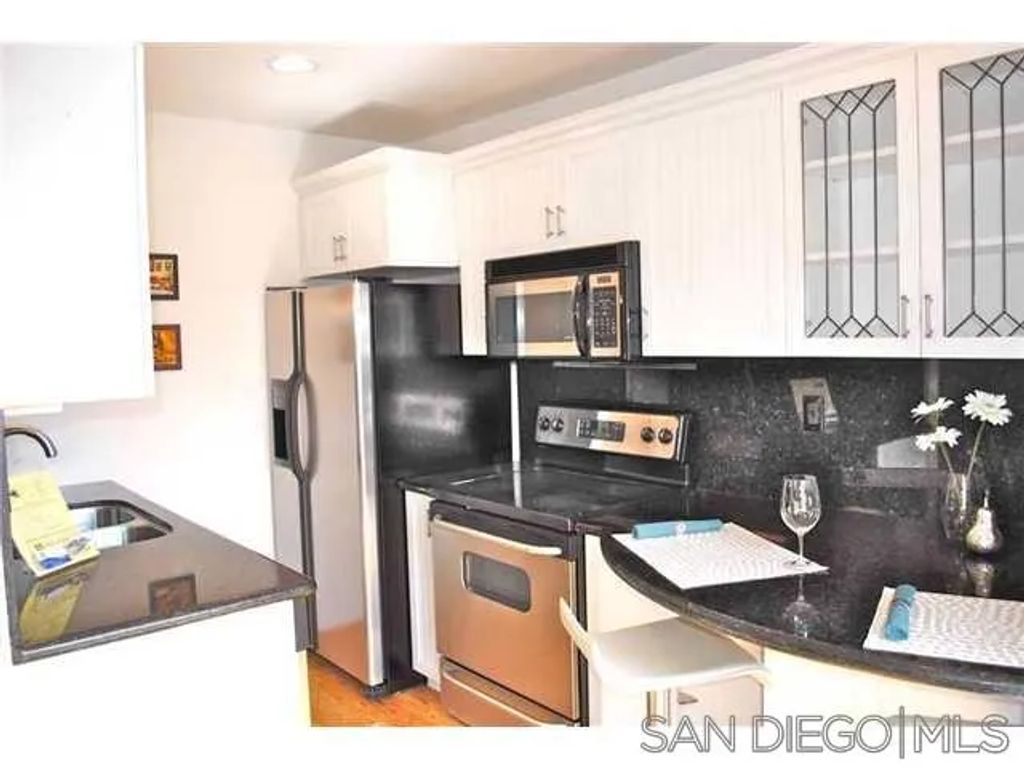 853 Thomas 11, San Diego, CA 92109