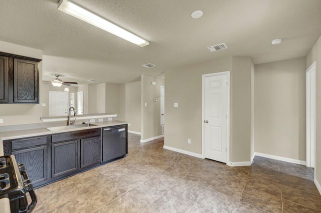 401 Summerside Ave, Lockhart, TX 78644