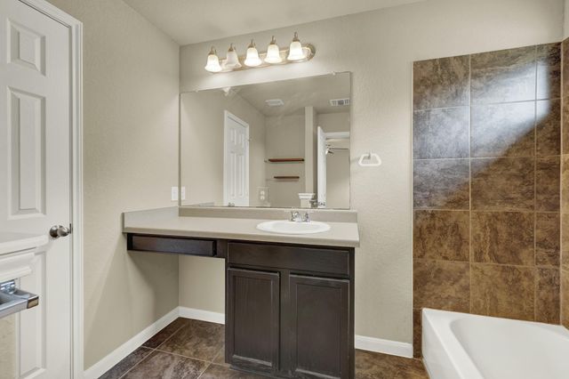 401 Summerside Ave, Lockhart, TX 78644