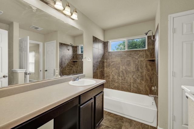 401 Summerside Ave, Lockhart, TX 78644