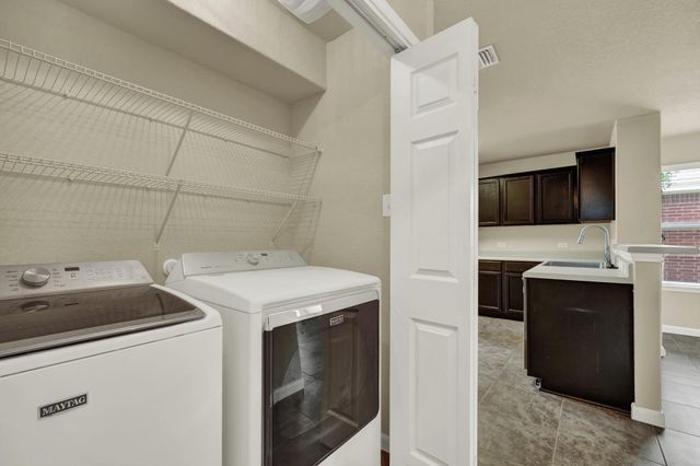 401 Summerside Ave, Lockhart, TX 78644