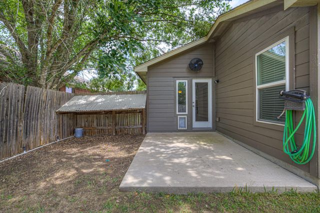 401 Summerside Ave, Lockhart, TX 78644