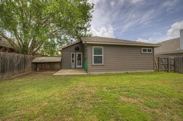 401 Summerside Ave, Lockhart, TX 78644