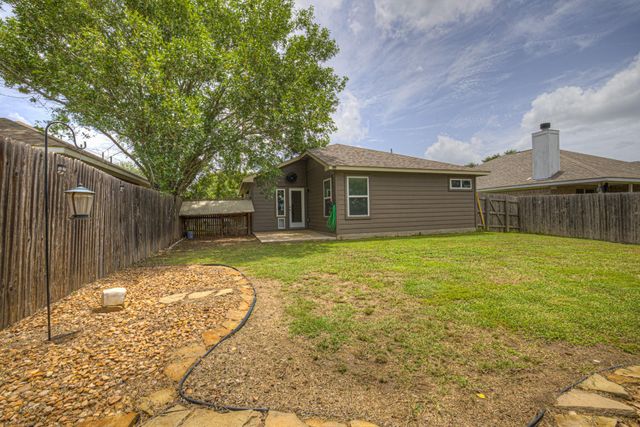 401 Summerside Ave, Lockhart, TX 78644