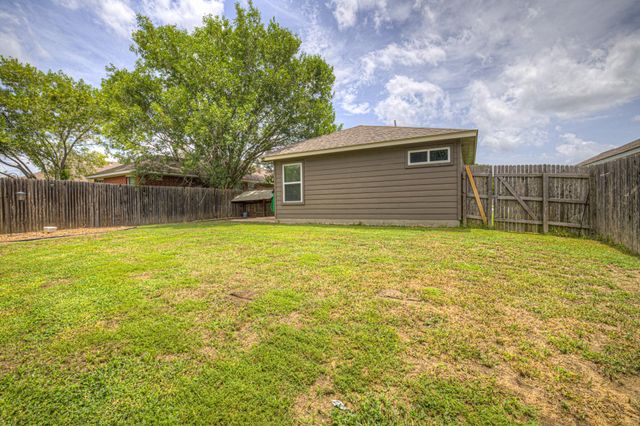 401 Summerside Ave, Lockhart, TX 78644