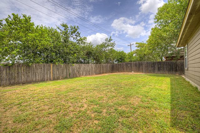 401 Summerside Ave, Lockhart, TX 78644