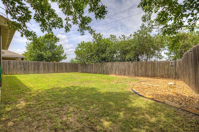 401 Summerside Ave, Lockhart, TX 78644