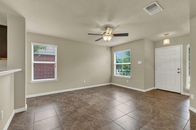 401 Summerside Ave, Lockhart, TX 78644