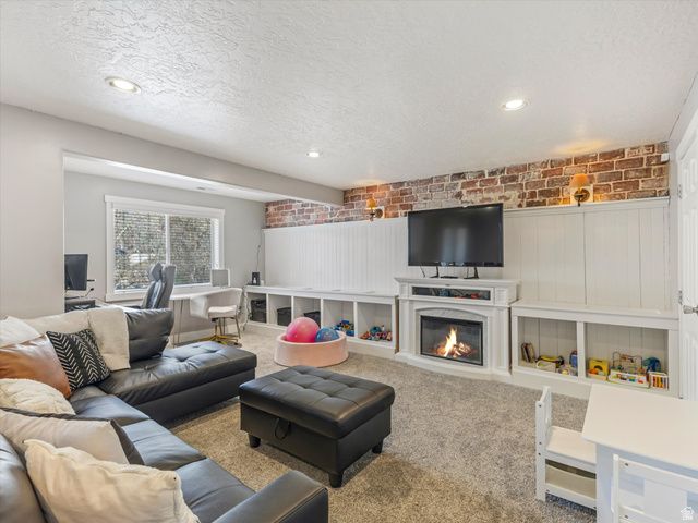 1137 E HOLMES LN, Layton, UT 84041