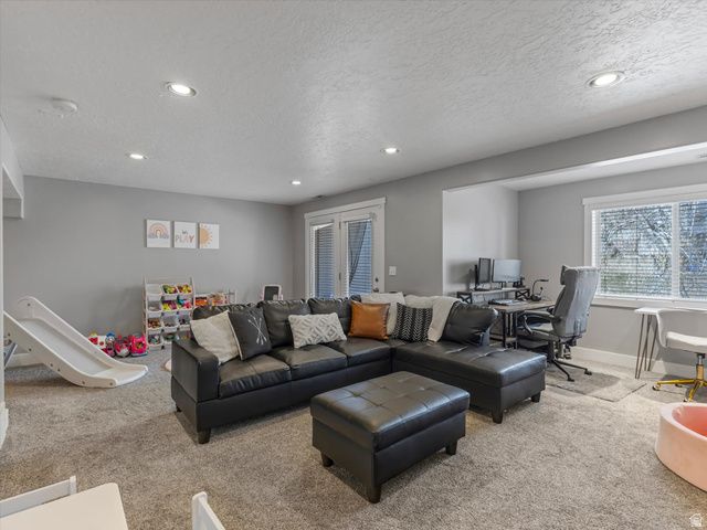 1137 E HOLMES LN, Layton, UT 84041