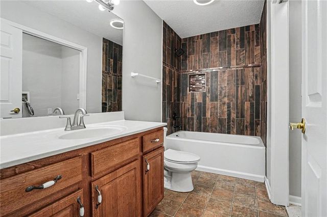 420 SW GRAYSTONE Drive, Grain Valley, MO 64029