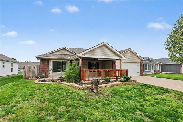 420 SW GRAYSTONE Drive, Grain Valley, MO 64029