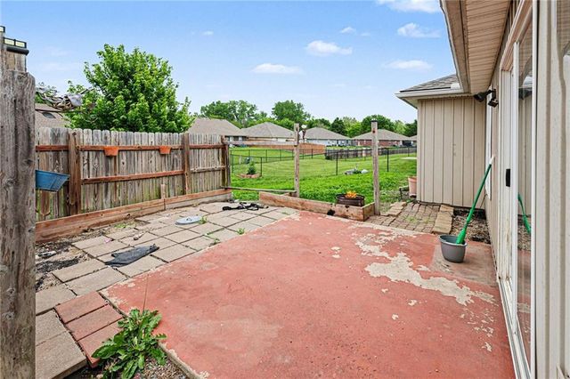 420 SW GRAYSTONE Drive, Grain Valley, MO 64029