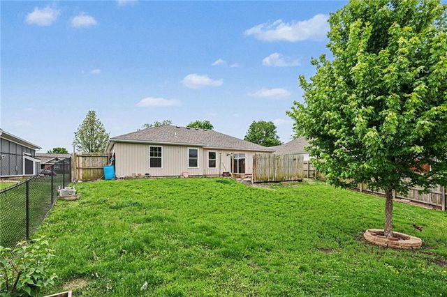 420 SW GRAYSTONE Drive, Grain Valley, MO 64029