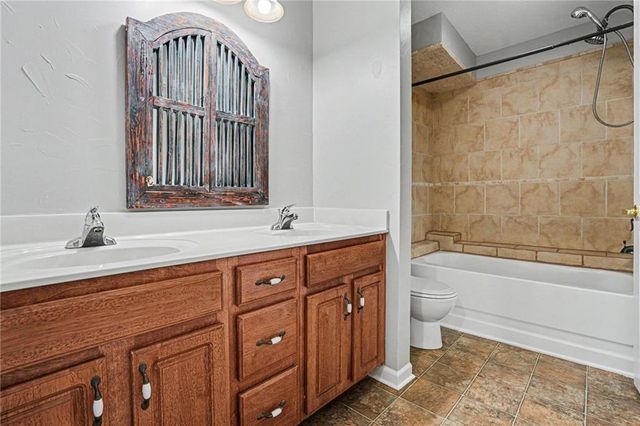 420 SW GRAYSTONE Drive, Grain Valley, MO 64029