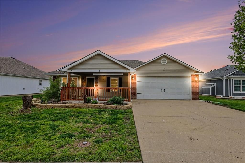 420 SW GRAYSTONE Drive, Grain Valley, MO 64029