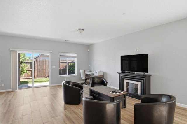 215 E Hawkeye Ave, Turlock, CA 95380