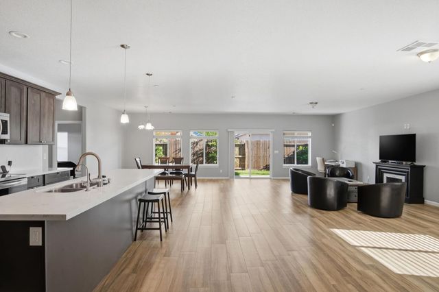 215 E Hawkeye Ave, Turlock, CA 95380