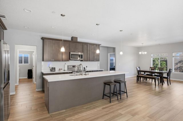 215 E Hawkeye Ave, Turlock, CA 95380